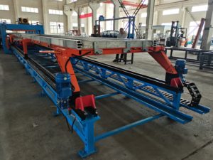 Discontinuous sandwich panel pressing machine 