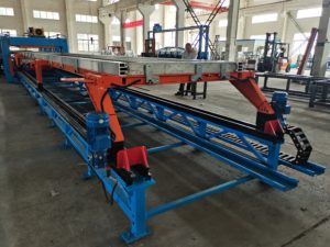 Discontinuous sandwich panel pressing machine 