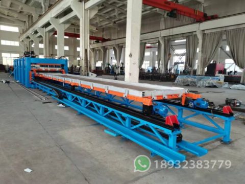 Discontinuous sandwich panel pressing machine