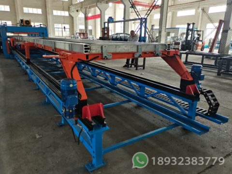 Discontinuous sandwich panel pressing machine